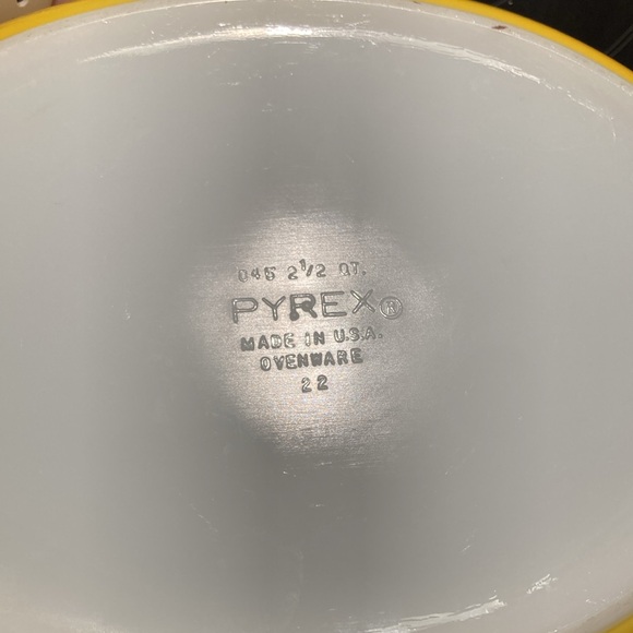 Vintage Pyrex Sunflower Casserole Dish - Picture 7 of 7